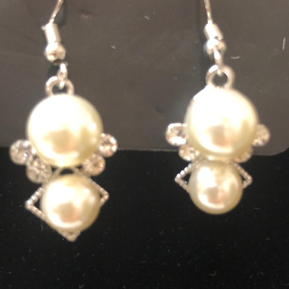 White earrings - Picture 3 of 3